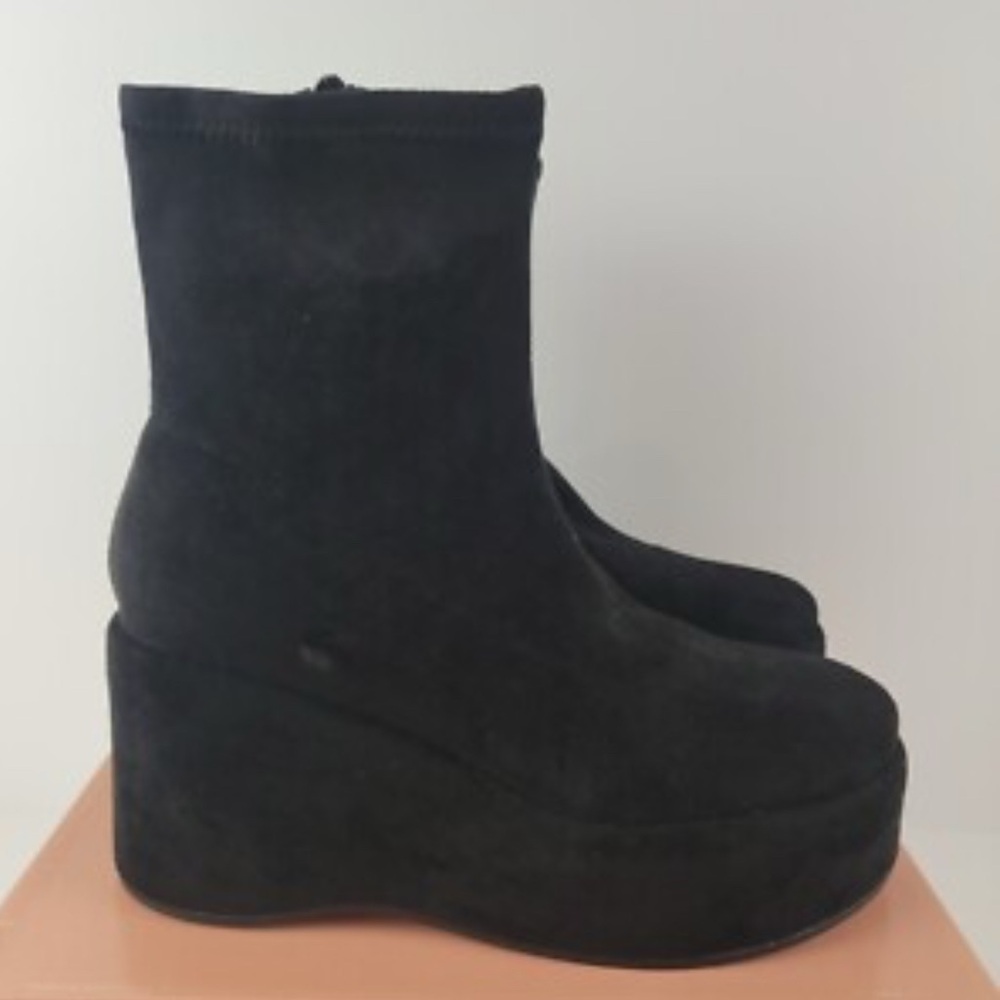 Wild Pair Elegant Black Heeled Boots size 8